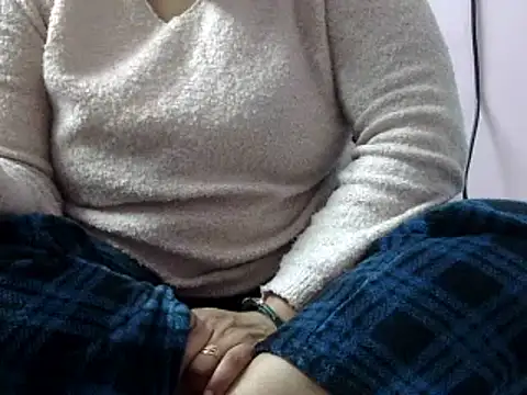 Snapshot of Housewife12 chatting on 01.19.25 Housewife12 online show from 01.19.25