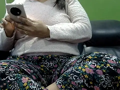 Snapshot of Housewife12 chatting on 01.29.25 Housewife12 online show from 01.29.25