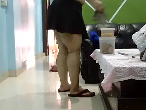 Snapshot of Housewife12 chatting on 02.05.25 Housewife12 online show from 02.05.25