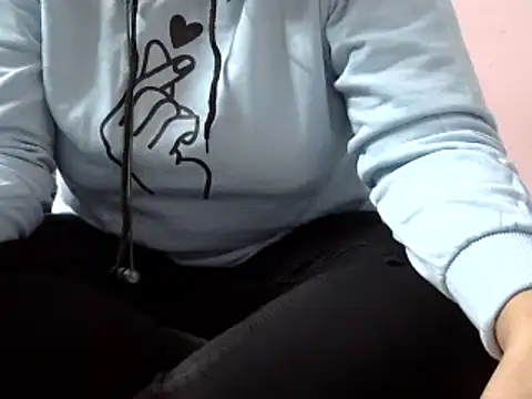 Snapshot of Housewife12 chatting on 02.05.25 Housewife12 online show from 02.05.25