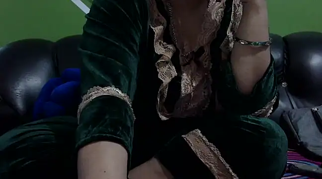 Snapshot of Housewife12 chatting on 02.08.25 Housewife12 online show from 02.08.25