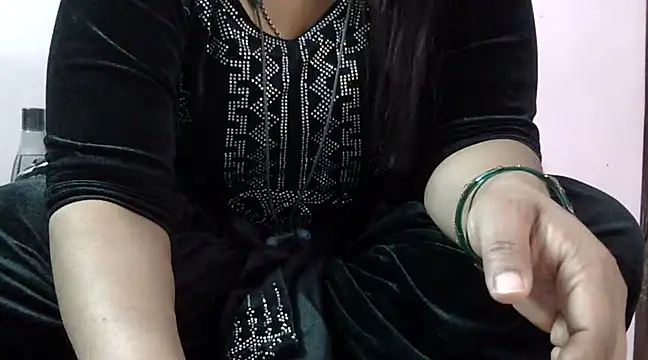 Snapshot of Housewife12 chatting on 02.15.25 Housewife12 online show from 02.15.25