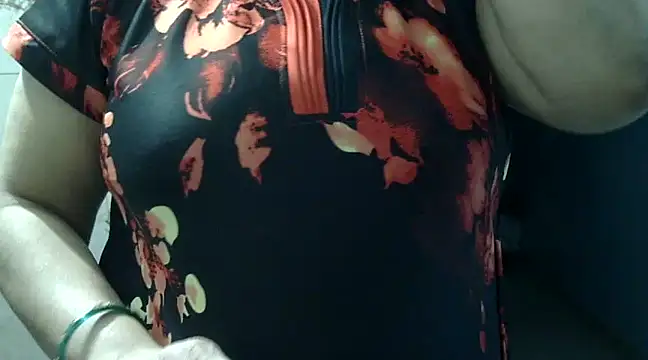 Snapshot of Housewife12 chatting on 02.15.25 Housewife12 online show from 02.15.25