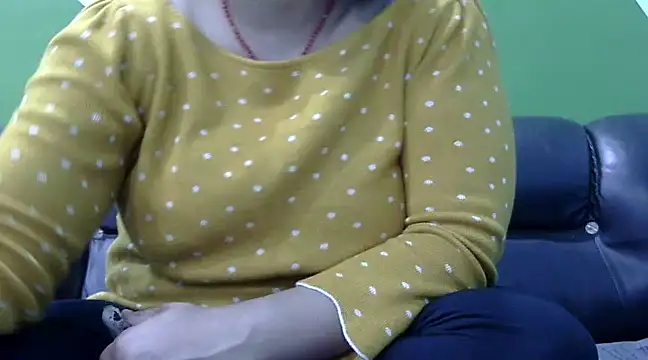 Snapshot of Housewife12 chatting on 02.19.25 Housewife12 online show from 02.19.25