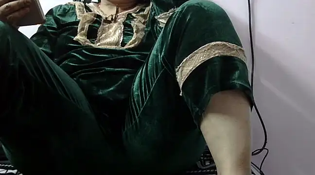 Snapshot of Housewife12 chatting on 02.28.25 Housewife12 online show from 02.28.25