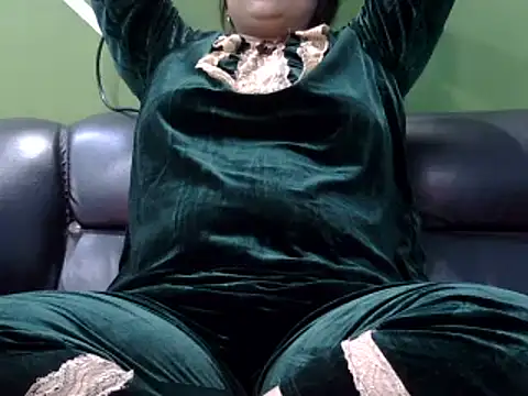 Snapshot of Housewife12 chatting on 03.13.25 Housewife12 online show from 03.13.25