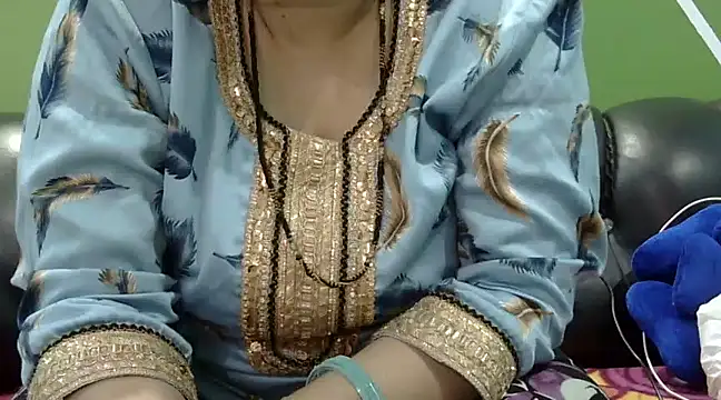 Snapshot of Housewife12 chatting on 03.22.25 Housewife12 online show from 03.22.25