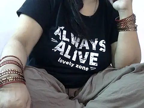 Snapshot of Housewife12 chatting on 09.25.25 Housewife12 online show from 09.25.25