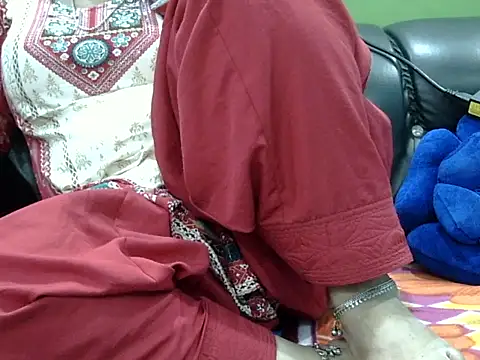 Snapshot of Housewife12 chatting on 10.08.25 Housewife12 online show from 10.08.25