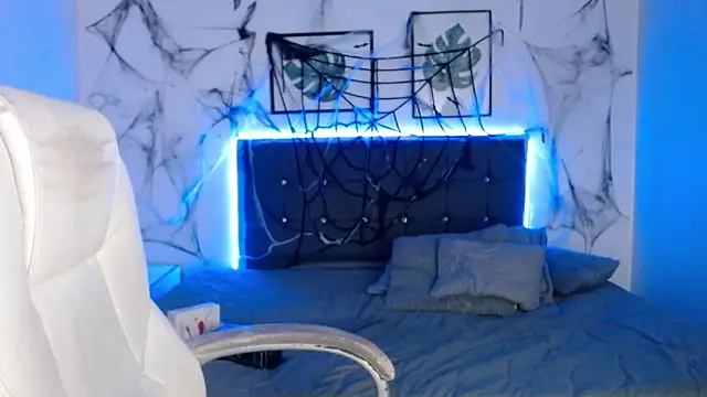 Snapshot of mia_collens chatting on 10.29.25 mia collens online show from 10.29.25