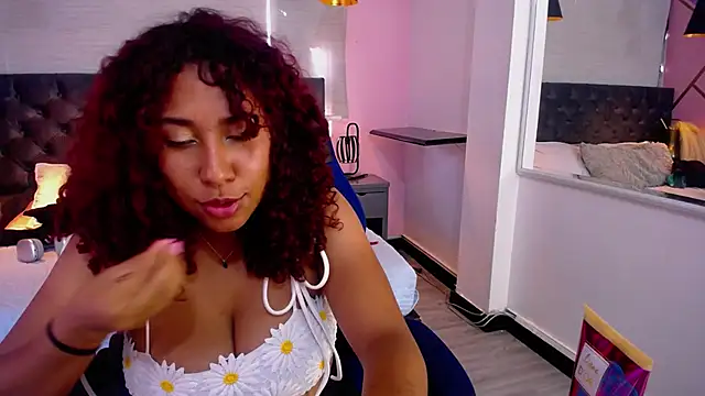 Snapshot of lauraltt chatting on 01.09.25 lauraltt online show from 01.09.25