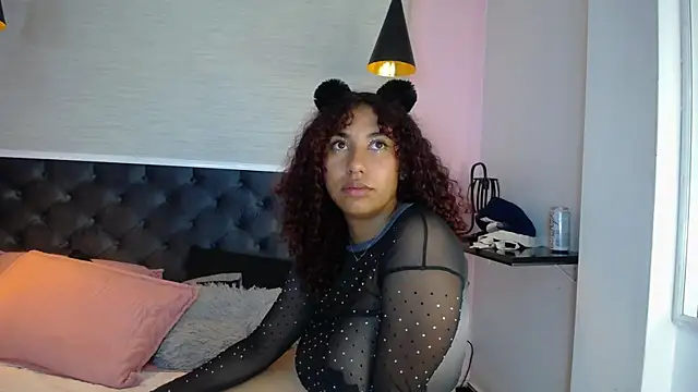 Snapshot of lauraltt chatting on 02.19.25 lauraltt online show from 02.19.25