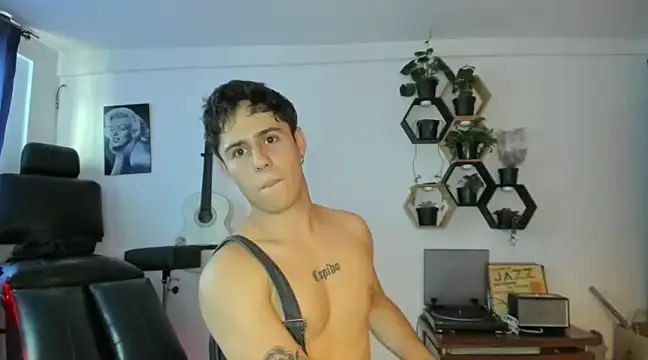 Snapshot of Antonello_Vannucci chatting on 02.25.25 Antonello Vannucci online show from 02.25.25