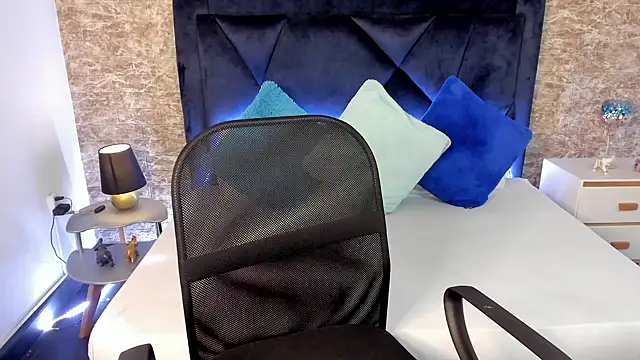 Lily Woodz online show from 01.12.25