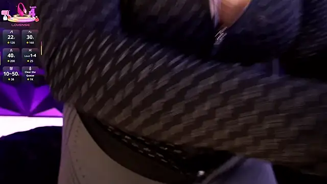 Snapshot of AnikaRomanoff chatting on 10.07.25 AnikaRomanoff online show from 10.07.25