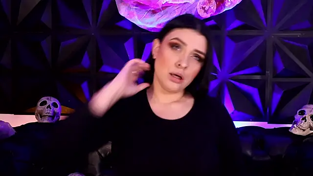 Snapshot of AnikaRomanoff chatting on 10.20.25 AnikaRomanoff online show from 10.20.25