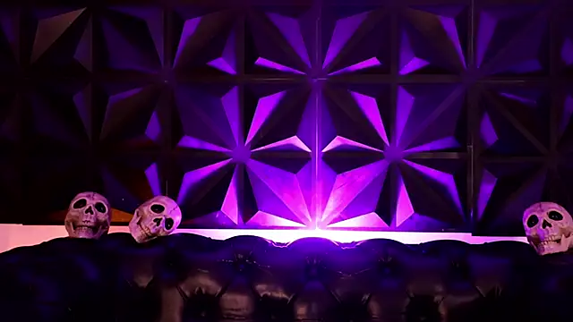 Snapshot of AnikaRomanoff chatting on 10.21.25 AnikaRomanoff online show from 10.21.25