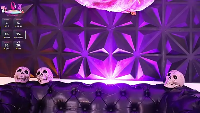 Snapshot of AnikaRomanoff chatting on 10.24.25 AnikaRomanoff online show from 10.24.25