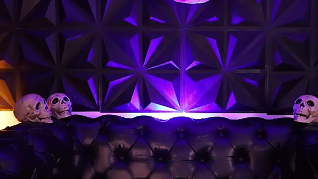 Snapshot of AnikaRomanoff chatting on 10.29.25 AnikaRomanoff online show from 10.29.25