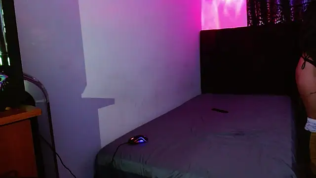 Snapshot of miia-liiam chatting on 11.29.25 miia-liiam online show from 11.29.25