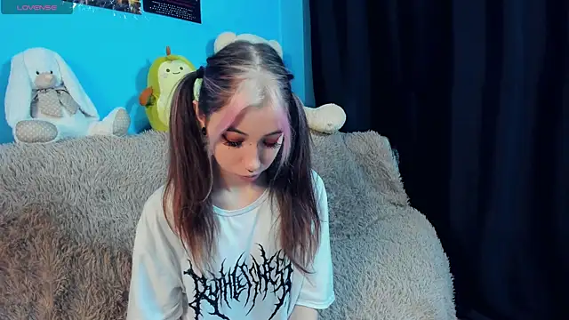 Snapshot of _Mindy_ chatting on 01.08.25 Mindy online show from 01.08.25