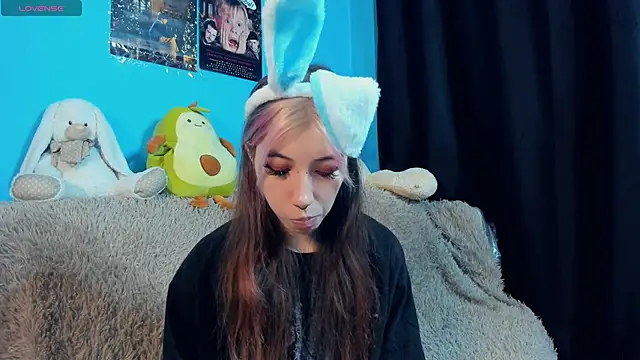 Snapshot of _Mindy_ chatting on 01.12.25 Mindy online show from 01.12.25