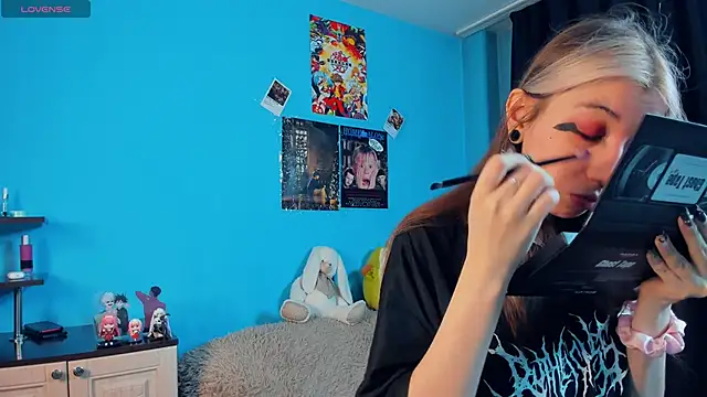 Snapshot of _Mindy_ chatting on 02.18.25 Mindy online show from 02.18.25