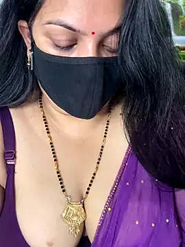 Snapshot of FlatVincy4 chatting on 10.11.25 FlatVincy4 online show from 10.11.25