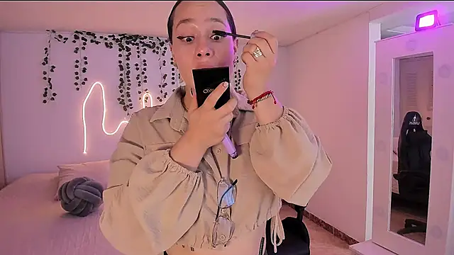 Snapshot of emmaTorres1 chatting on 09.30.25 emmaTorres1 online show from 09.30.25