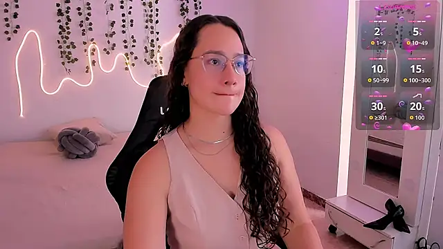 Snapshot of emmaTorres1 chatting on 10.15.25 emmaTorres1 online show from 10.15.25