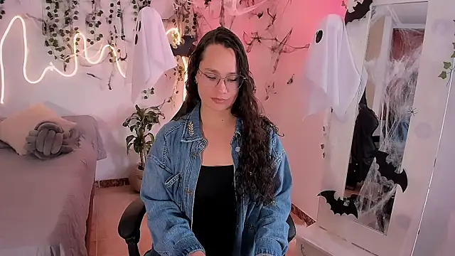 Snapshot of emmaTorres1 chatting on 10.22.25 emmaTorres1 online show from 10.22.25