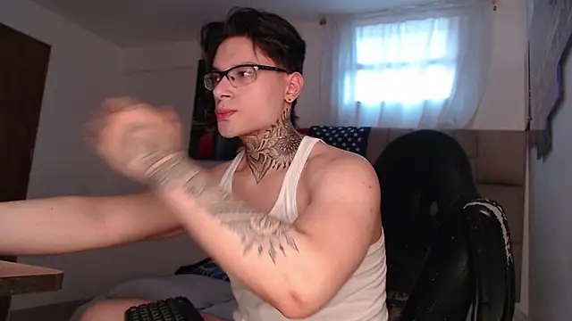 Snapshot of DennisWalkerr chatting on 01.01.25 DennisWalkerr online show from 01.01.25