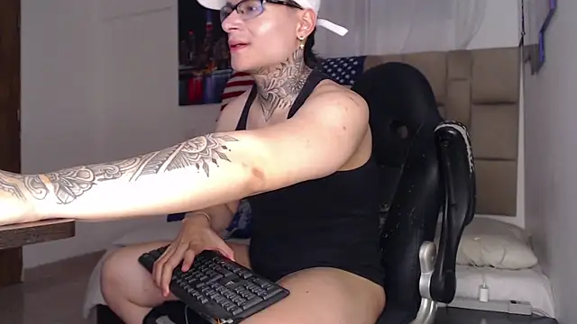 Snapshot of DennisWalkerr chatting on 01.12.25 DennisWalkerr online show from 01.12.25