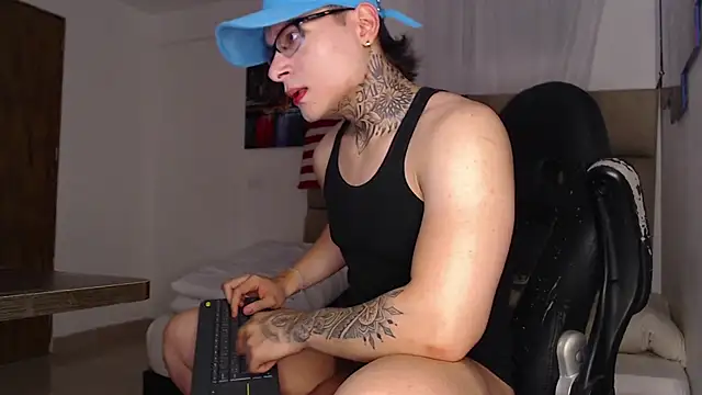 Snapshot of DennisWalkerr chatting on 03.20.25 DennisWalkerr online show from 03.20.25