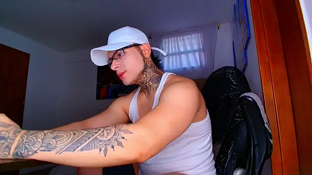 Snapshot of DennisWalkerr chatting on 09.23.25 DennisWalkerr online show from 09.23.25