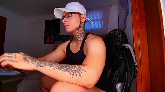 Snapshot of DennisWalkerr chatting on 10.10.25 DennisWalkerr online show from 10.10.25