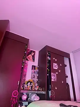 lauuraww online show from 03.13.25