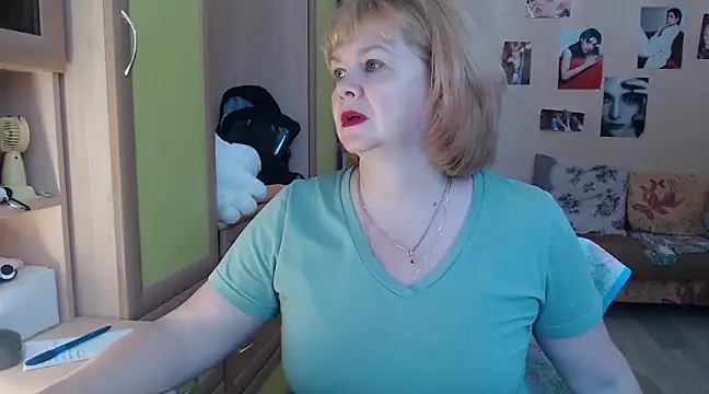 Snapshot of vixey_fox chatting on 01.25.25 vixey fox online show from 01.25.25