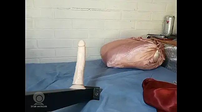 Snapshot of naughtyuki00 chatting on 02.15.25 naughtyuki00 online show from 02.15.25