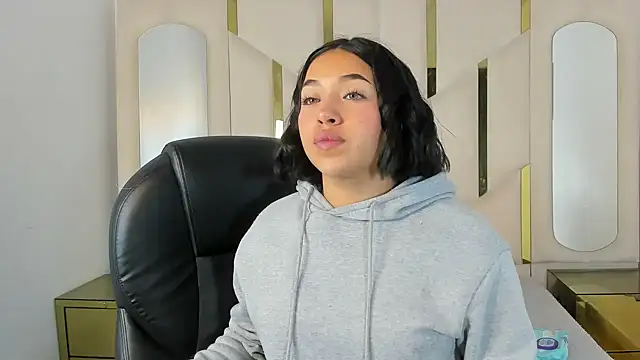 IsabellRodriguez18 online show from 10.24.25