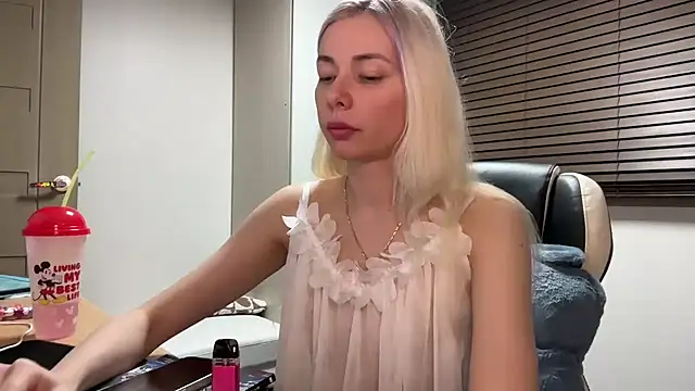 Snapshot of yunasuka chatting on 01.09.25 yunasuka online show from 01.09.25