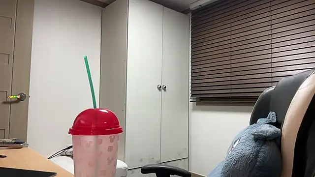 Snapshot of yunasuka chatting on 01.12.25 yunasuka online show from 01.12.25
