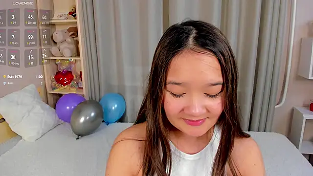 Snapshot of Maekko chatting on 02.28.25 Maekko online show from 02.28.25