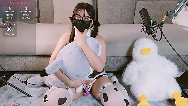 Yu UwU  online show from 01.13.25