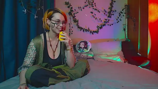 Snapshot of TrickyKitsune chatting on 03.21.25 TrickyKitsune online show from 03.21.25