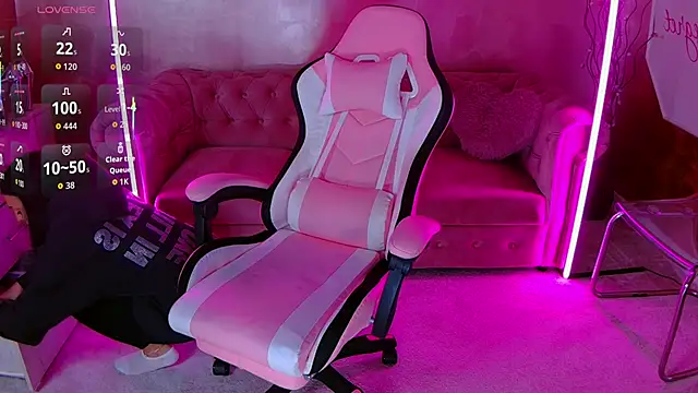 Snapshot of evanew_ chatting on 10.02.25 evanew  online show from 10.02.25