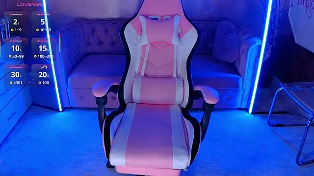 Snapshot of evanew_ chatting on 10.24.25 evanew  online show from 10.24.25