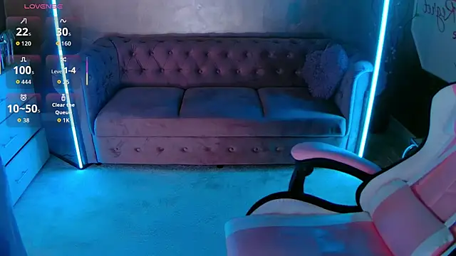 Snapshot of evanew_ chatting on 10.28.25 evanew  online show from 10.28.25