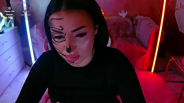 Snapshot of evanew_ chatting on 10.31.25 evanew online show from 10.31.25