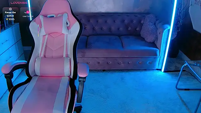 Snapshot of evanew_ chatting on 11.06.25 evanew online show from 11.06.25